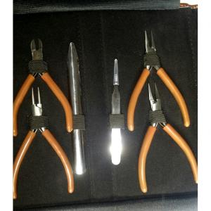 Monedero marrón con 6 herramientas
